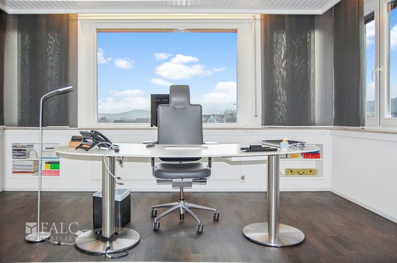 +++عقار تجاري للإيجار في موقع جذاب+++ – Großes Büro hinten_EG