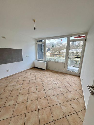 Helle 3-Zimmer-Wohnung mit Terrasse und Balkon auf 70 m²“ – Wohnküche