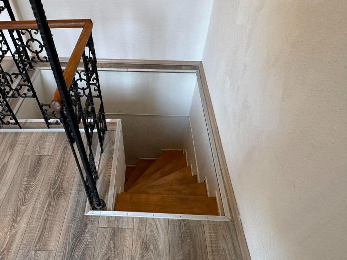 3.5 कमरों वाला भूतल का अपार्टमेंट, बड़ी टैरेस + गैरेज + साउटरैन – Treppe zum Souterrain