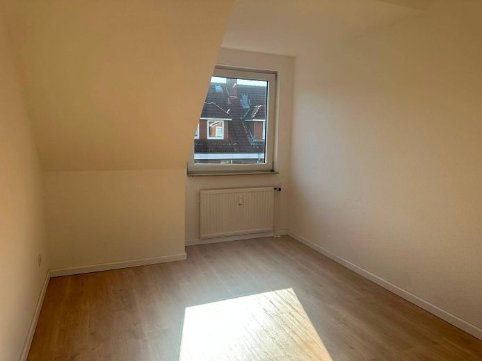 Renovierte 3-Zimmer-Dachgeschosswohnung mit BALKON und EBK – Ansicht I: Kinder-/ Arbeitszi…