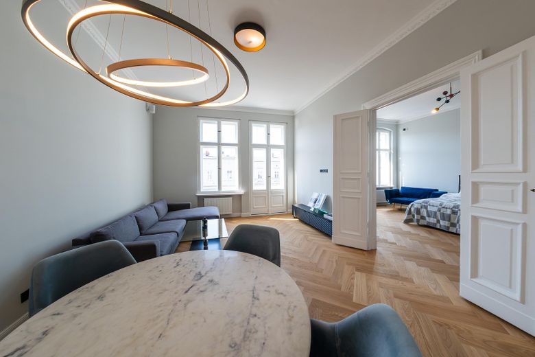 Recién reformado. Disponible para entrar y sin comisión. Lujo en un edificio antiguo en pleno centro de la ciudad. – Wohnzimmer mit Balkon