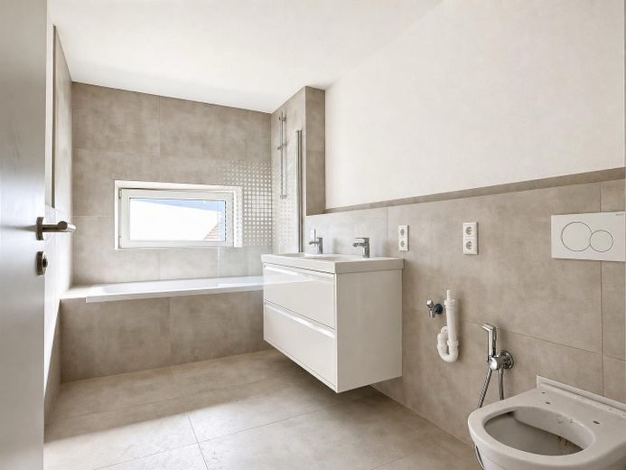 Sonnige 5-Zimmer-Wohnung mit XXL-Terrasse an der Stadtgrenze Landshut – Bad mit Wanne