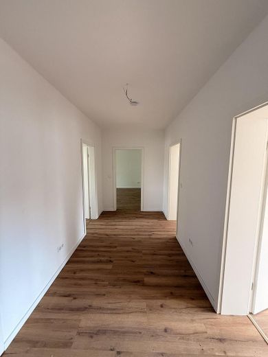 Erstbezug nach Sanierung | Helle 3-Zimmer-Wohnung mit Balkon und zusätzlichem Mansardenraum – Flur