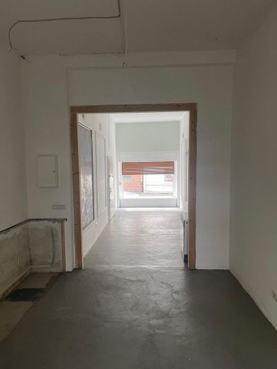 Local comercial con encanto en un edificio antiguo de ensueño, con una bonita terraza y escaparate – Foto 7