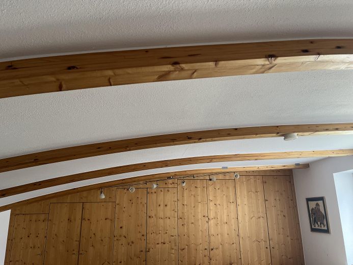 Einbauschrank und Dachbalken