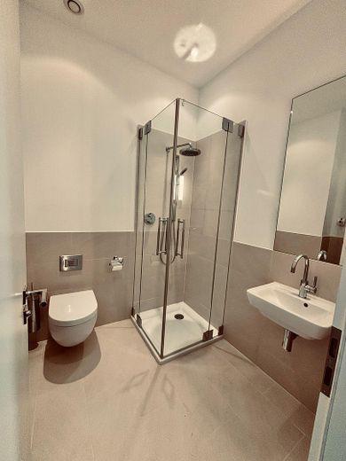 Provisionsfrei: Außergewöhnliche Dachgeschosswohnung mit Blick über Berlin und toller Dach-Terrasse – Gäste Bad/WC Flur