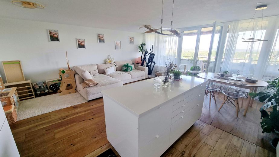 Wohnzimmer und Kücheninsel