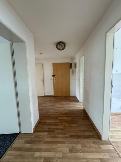 Gemütliches Zuhause für die ganze Familie – helle 3,5-Zimmer-Dachgeschosswohnung in Essen-Borbeck – großzügiger Flur 1