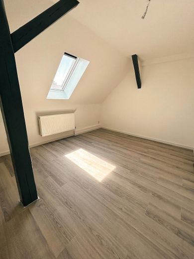 Frisch sanierte 2-Zimmer-Dachgeschosswohnung mit Klimaanlage | Garten optional – Schlafzimmer 1