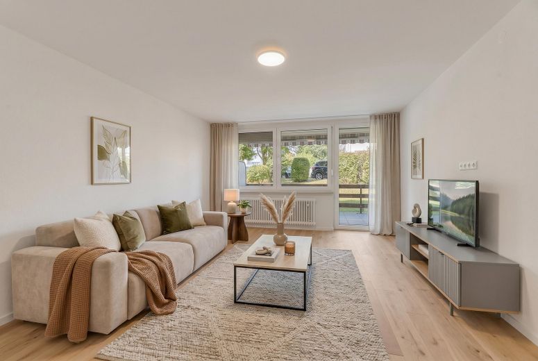 Jetzt die Ferienzeit nutzen! 3,5 Zi mit eigener Terrasse und extra Hobbyraum – Beispiel Wohnzimmer