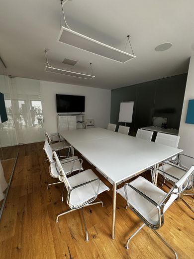 Das wohl beeindruckendste Büro Fürths – voll möbliert, zentral und sofort bezugsfertig – Meetingraum