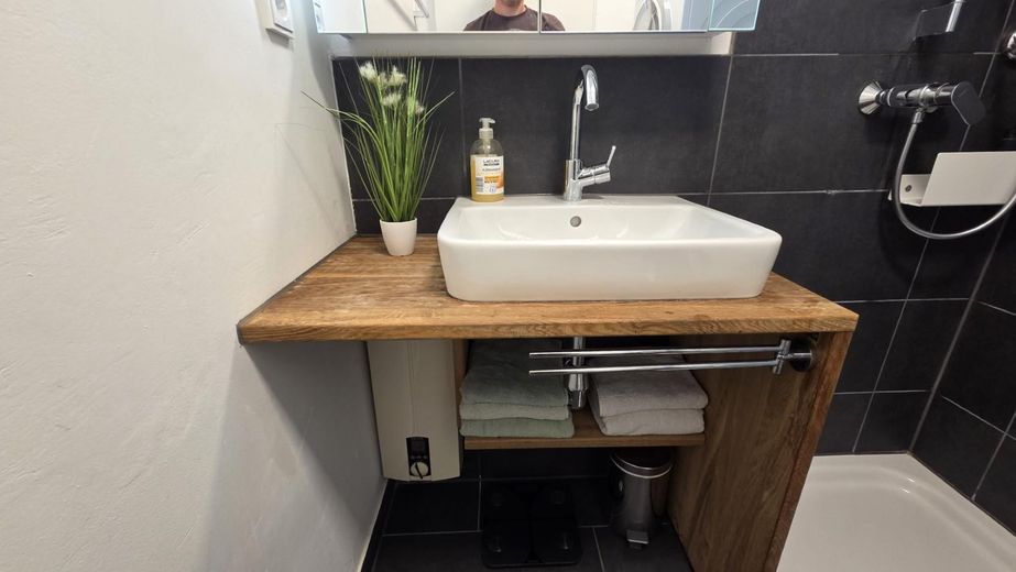 Vivienda moderna en Unterbilk: elegante apartamento con plaza de garaje subterráneo. – Waschtisch mit Holzplatte und 