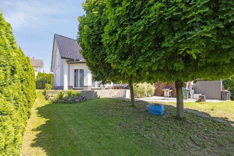 Wohnen mit Zukunft: Einfamilienhaus mit Wärmepumpe, Kamin und Effizienzklasse A+ – Garten #3