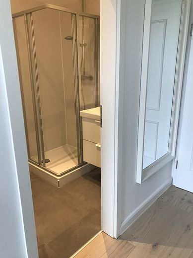 Furnished, bright 1-room apartment at the park – Badezimmer