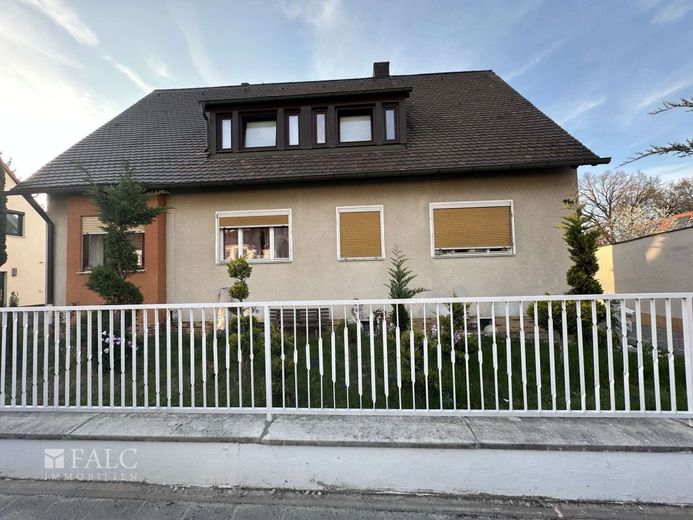 Dreifamilienhaus mit großem Grundstück in Stein bei Nürnberg – Haus Front