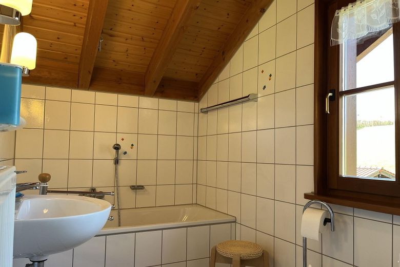 Bad mit Wanne und Dusch 1. OG