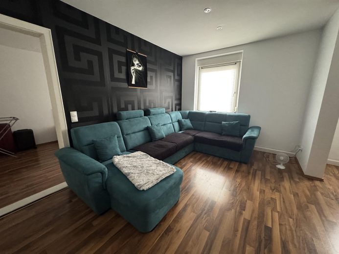 Appartement de 2 pièces rénové et éventuellement meublé – Wohn- Esszimmer Sofa
