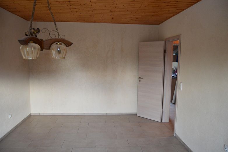 Mehrfamilienhaus provisionsfrei – 1 Einheit vermietet, 1 Einheit frei für Sie – WG 1: Wohnzimmer