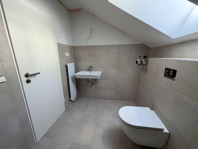 Appartamento di 3 locali completamente ristrutturato con balcone, parquet in legno massello e posto auto duplex – Badezimmer