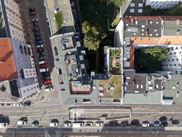 Direkter Spreeblick | 107 m² bezugsfrei | Aufzug | provisionsfrei | 3–4 Zimmer – Draufsicht Gebäude