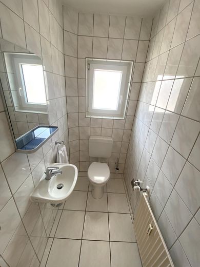 DHH ca. 170 qm Wohnfläche zuzügl. Nutzfläche, sowie Balkon Carport Stellfläche Garten – EG Gäste-WC