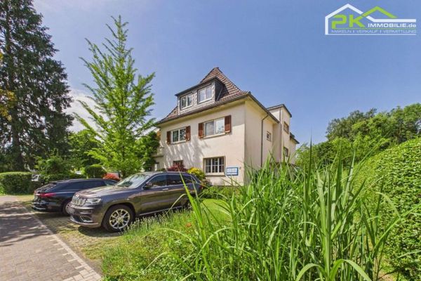 Rappresentativa casa bifamiliare con studi professionali in posizione privilegiata a Bad Honnef – direttamente presso il parco cittadino