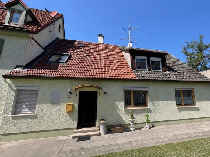 Potential for Your Dream Home – Spacious Home in Leipheim Seeking New Ideas – Photo 1