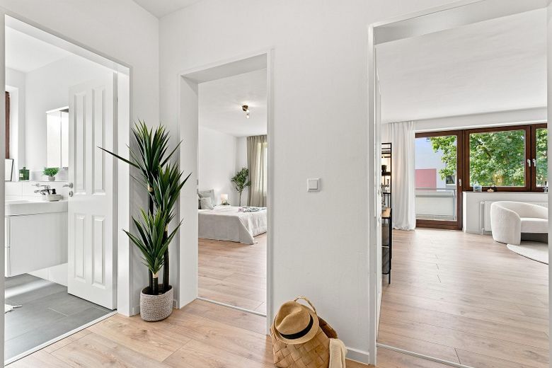 Emménagez immédiatement et sentez-vous chez vous – appartement de deux pièces avec cuisine et salle de bains, fraîchement rénové, à 26123 Oldenburg-Donnerschwee – Flur