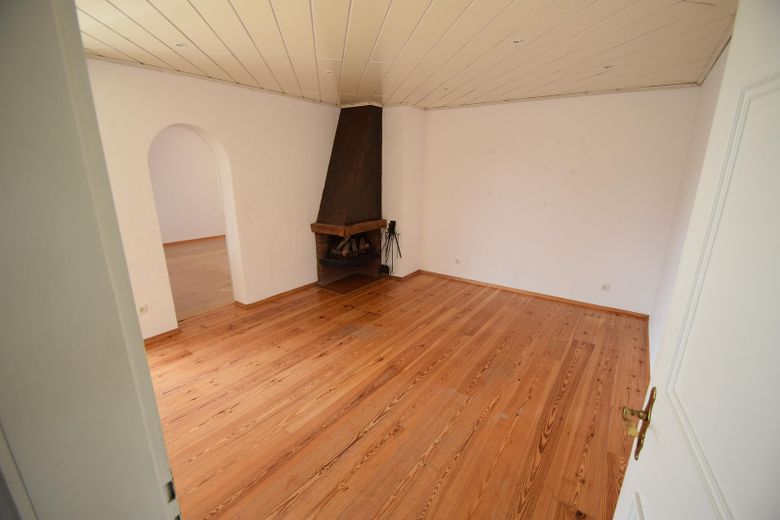 Provisionsfrei! Zweifamilienhaus, großer Sonnengarten – Wohnzimmer  1. OG