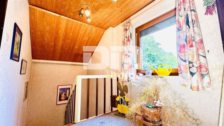 Modernisiertes Einfamilienhaus auf riesigem Grundstück mit Carport und Nebengebäude – OG / DG Treppenaufgang