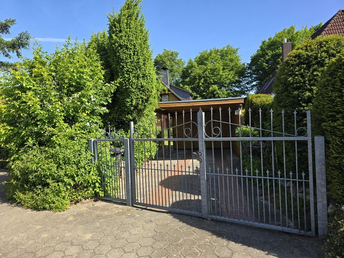 Freistehendes Einfamilienhaus mit Südgarten in ruhiger Lage von Hamburg-Volksdorf – Sicht von der Straße
