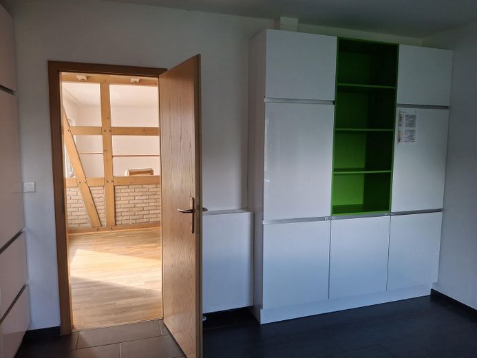 Sonnige EG-Wohnung mit EBK, Wannenbad, Kamin & Garten - von privat an privat – Küche - Hochschränke