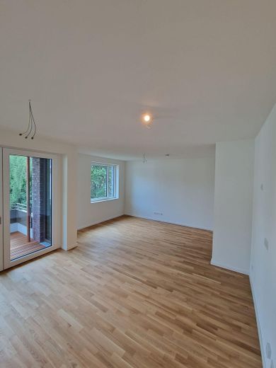 Absoluter Highlight! Urbaner Wohntraum mit Blick ins Grüne – Wohnzimmer
