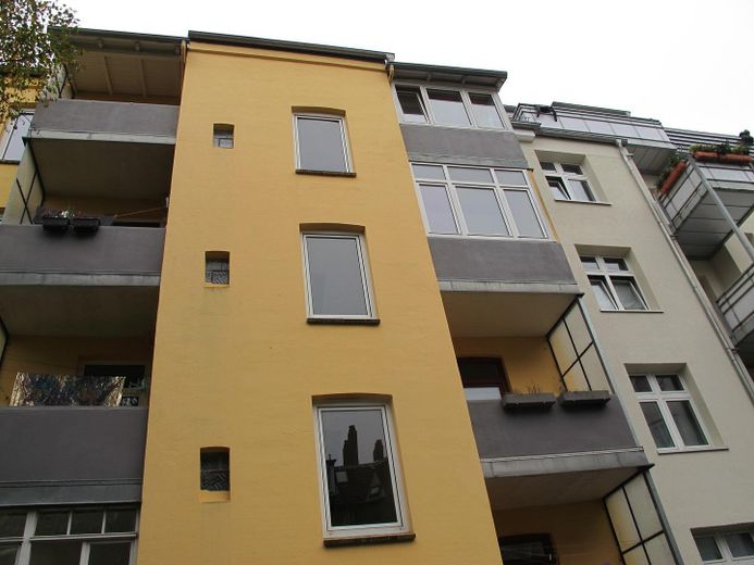 Stilvolle ruhige 3-Zi-Dachgeschosswohnung – eigene Etage, Dachbalken & Gartenmitnutzung – sanierte Rückfassade