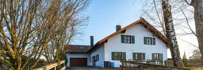 Logenplatz am Bach: Lichtdurchflutetes Familiendomizil mit spektakulärem Giebel-Studio