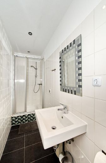 Ansprechend und neu eingerichtete Wohnung in guter Lage und mit kleinem Terrassensitzplatz – 7910eacf875796f976d4a6c6fbc45a99caf9b3a4.jpg