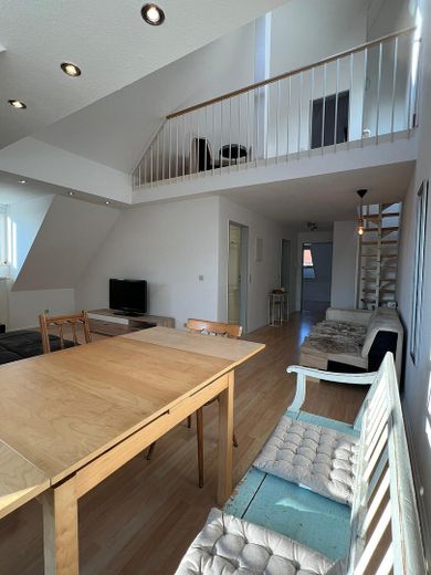 Helle 62 m² Galeriewohnung mit Einbauküche & Stellplatz in Weingarten – Wohnzimmer/Esszimmer