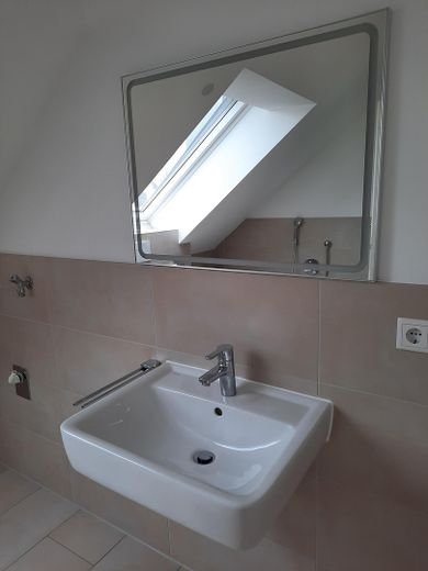 Ideal für Singles oder Paare-Hochwertige DG-Wohnung in Bestlage von Ingolstadt – Bad