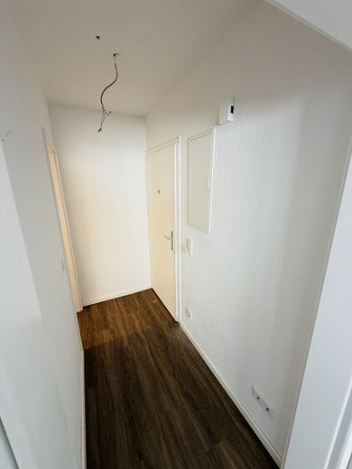 Erstbezug nach Kernsanierung: Modernes 1‑Zimmer‑Apartment mit Duschbad & Keller in Düsseldorf‑Rath – Flur