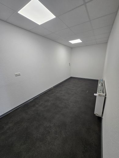 2 Einmalige Ladenlokale in stark frequentierter Lage mit ca. 280 m2 und 103 m2 Gewerbefläche – Küche oder Aufenthaltsraum o.?