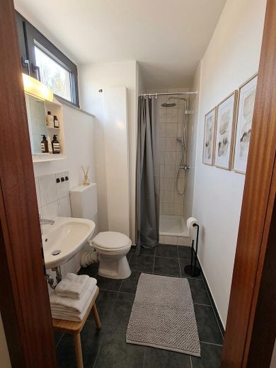 Charmantes 1,5 Zimmer Appartment mit Pantry Küche und KFZ Stellplatz - Frei nach Absprache – Badezimmer KI Beispiel