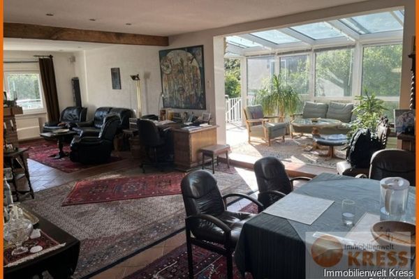 Großzügiges Wohlfühlzuhause: Großzügige Räume mit Kamin, hellem Wintergarten und sonniger Terrasse!