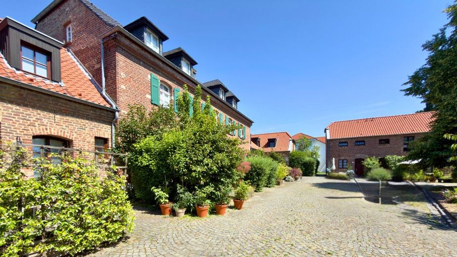 Stilvolles Dachgeschoss-Apartment in historischer Hofanlage von
Köln-Zündorf – Einblicke in die Hofanlage