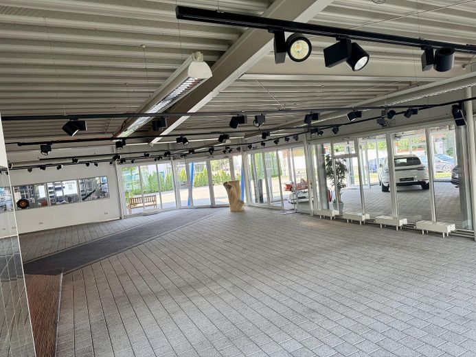 Werkstatt Ausstellung Lager mit exklusivem Betriebsleiter Wohnhaus – Verkaufsraum