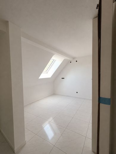 *Charmante DHH stilvoll renov. mit gr. Garten &amp; Garage* – DG Zimmer