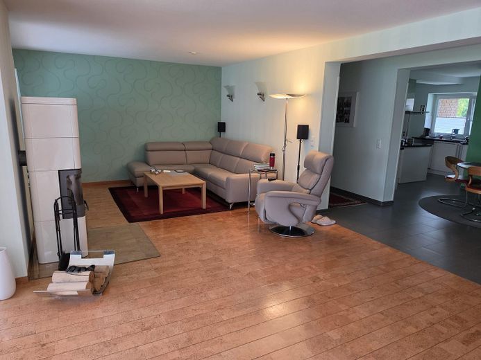 Israelsdorf: Gepflegtes EFH mit Einliegerwohnung nahe Naturschutzgebiet – Wohnzimmer