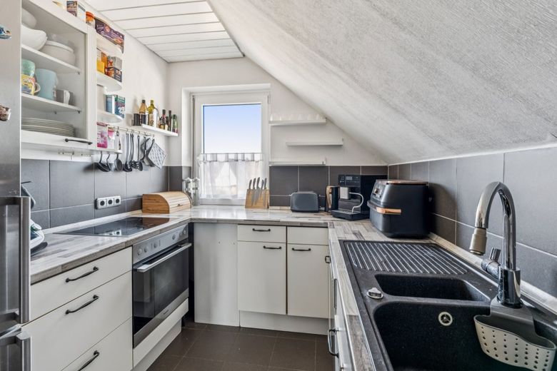 Großes Einfamilienhaus mit Einliegerwohnung, Garage, Carport, Keller und Kamin – DG Küche