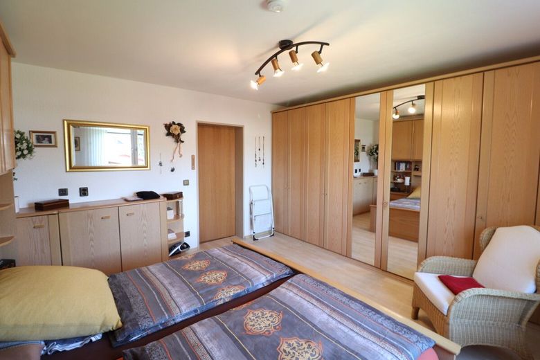 Modernisiertes Ein-/Zweifamilienhaus mit Fernwärmeanschluss in ruhiger Sackgassenlage – Schlafzimmer EG