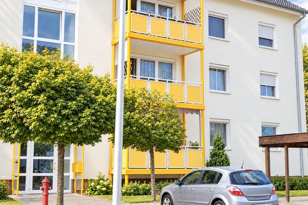 ­Gepflegte 5 Zimmer Wohnung mit hochwertiger Ausstattung, Echtholzparkett und eigenem Carport