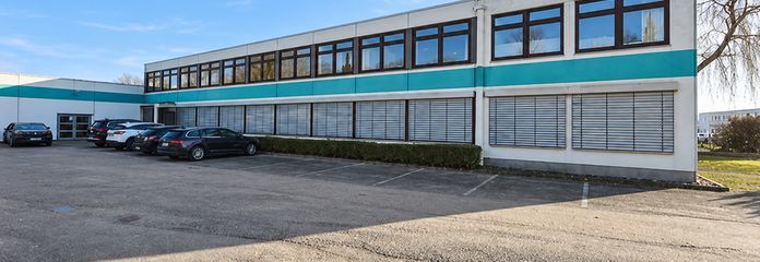 Provisievrij solitair object op toplocatie! Kantoorruimte, productie en veel buitenruimte aan de A1! – Hofansicht Bürogebäude